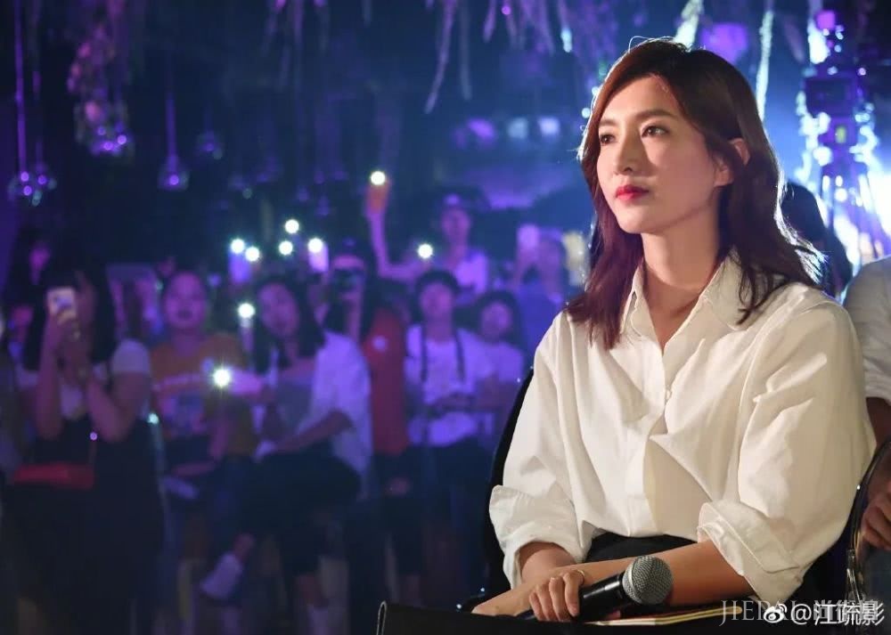 江疏影最新街拍教你做时髦“上班女郎”